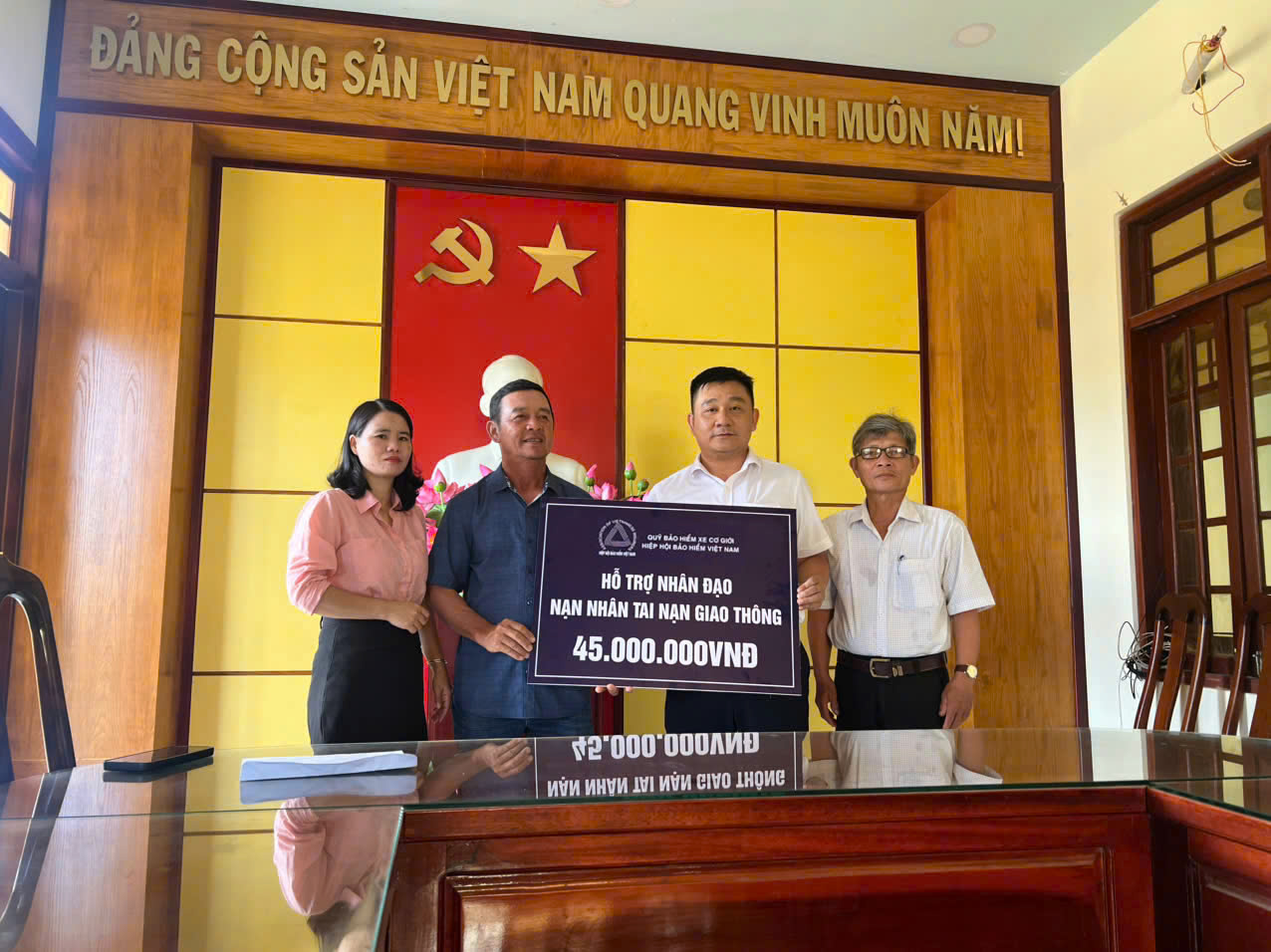 Quỹ Bảo hiểm xe cơ giới hỗ trợ nhân đạo cho gia đình nạn nhân tử vong do tai nạn giao thông tại Bắc Giang và Quảng Ngãi